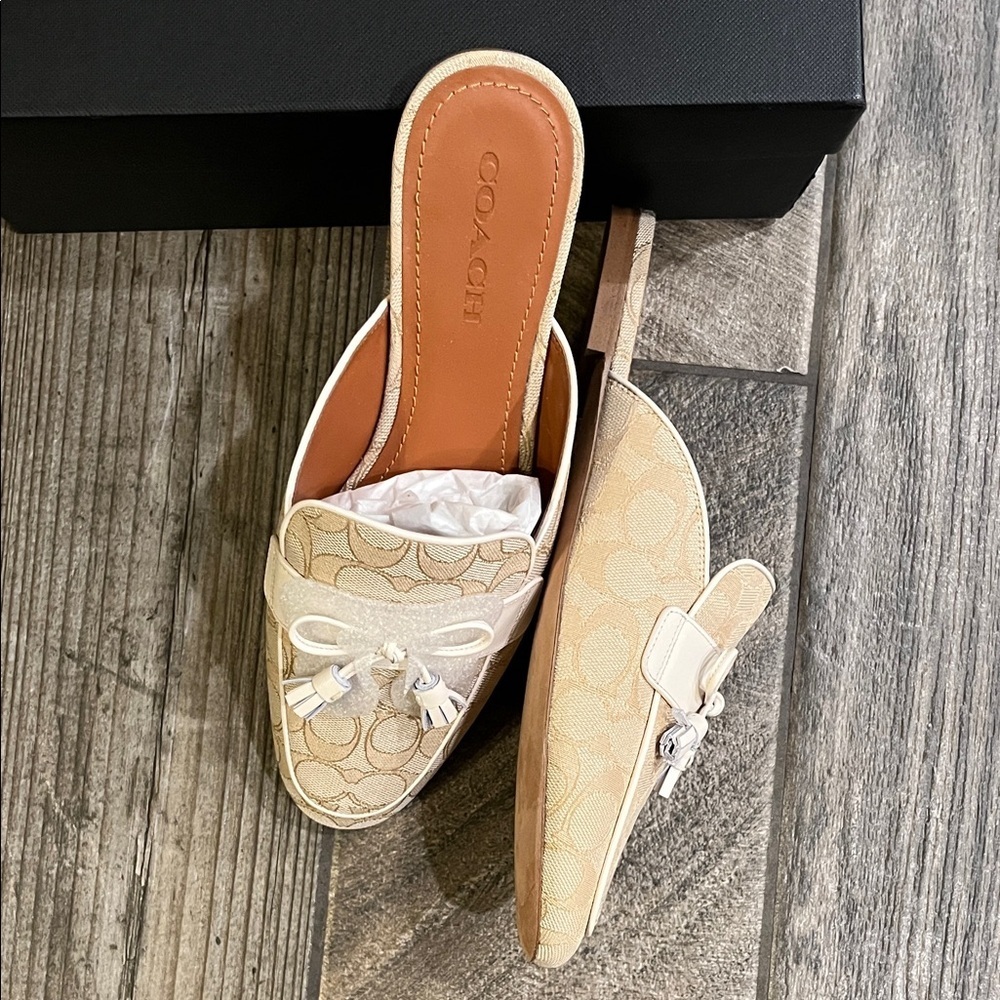 NWT Coach Tan logo Slip-On Mules with White Bow - Picture 3 of 4